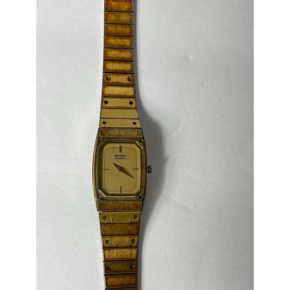 Women\'s Classic Seiko vintage wristwatch